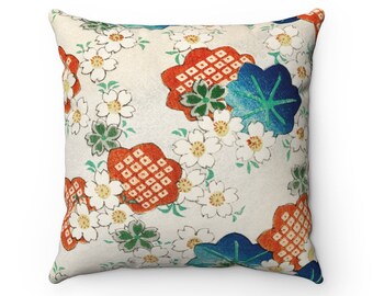 Könnte beinhalten: Ein weißes Kissen mit einem Blumenmuster. Die Blumen sind weiß, rot und blau. Das Kissen ist aus einem weichen, bequemen Stoff.