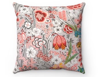 Könnte beinhalten: Ein graues Kissen mit einem floralen Muster mit roten, rosa und weißen Blumen auf grauem Hintergrund.