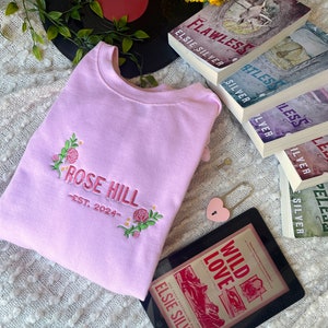 Wild Love-merchandise/ Rose Hill-tröja/ Elsie Silver-merchandise/ Ford Grant/ Broderad boktröja/ Bokinspirerad merchandise