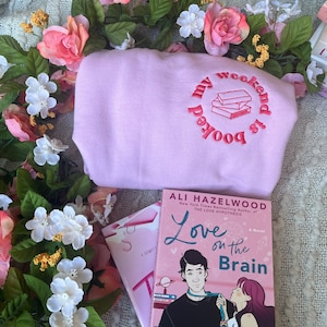 Buch-Sweatshirt | Mein Wochenende ist Ausgebucht | Buchstickerei | Booktok | Lesezeichen | Bücherwurm Geschenke | Bibliothekar Geschenke