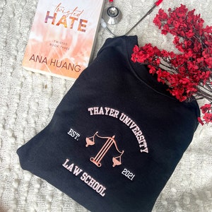 ANA HUANG™ Twisted Hate Sweatshirt / Thayer Universitäts Merch / Twisted Series Merch / LIZENZIERTES Ana Huang Merch / Besticktes Buch Sweatshirt