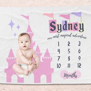 Magical Adventures Op Disney geïnspireerde babymeisje gepersonaliseerde mijlpaaldeken | Aangepaste vintage Disneyland-kasteelbanner | Maandelijkse groei bijhouden