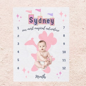 Magische op Minnie Disney geïnspireerde babymeisje gepersonaliseerde mijlpaaldeken | Aangepaste vintage Disneyland-kasteelbanner | Maandelijkse groei bijhouden
