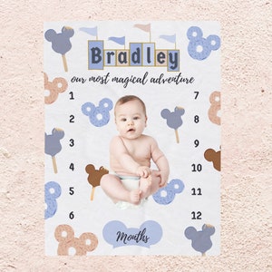 Magische traktaties Op Disney geïnspireerde babyjongen gepersonaliseerd mijlpaaldeken | Aangepaste vintage Disneyland-kasteelbanner | Maandelijkse groei bijhouden