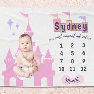 Magical Adventures Op Disney geïnspireerde babymeisje gepersonaliseerde mijlpaaldeken | Aangepaste vintage Disneyland-kasteelbanner | Maandelijkse groei bijhouden