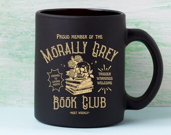 Può includere: Tazza da caffè in ceramica nera con un design dorato che dice "Proud Member of the Morally Grey Book Club - Meet Weekly". Il design include un teschio con rose, una pila di libri e stelle.