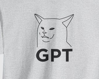 Pode incluir: Uma camiseta cinza com um desenho de linha preta de um meme de gato e o texto "GPT" impresso na frente.