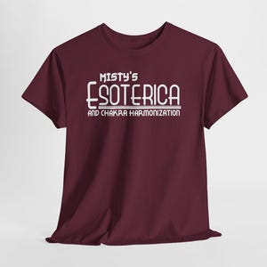 Peut inclure: T-shirt bordeaux avec l'inscription blanche "Misty's Esoterica and Chakra Harmonization" dans une police r&eacute;tro. Le t-shirt est en mati&egrave;re souple. Id&eacute;al pour les personnes int&eacute;ress&eacute;es par la spiritualit&eacute;.