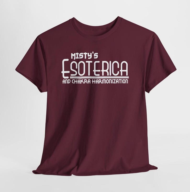 Peut inclure: T-shirt bordeaux avec l'inscription blanche "Misty's Esoterica and Chakra Harmonization" dans une police r&eacute;tro. Le t-shirt est en mati&egrave;re souple. Id&eacute;al pour les personnes int&eacute;ress&eacute;es par la spiritualit&eacute;.