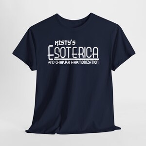 Peut inclure: T-shirt bleu marine avec le texte blanc "Misty's Esoterica and Chakra Harmonization". Le t-shirt a des manches courtes et un col rond. Le texte est dans une police audacieuse et stylis&eacute;e.