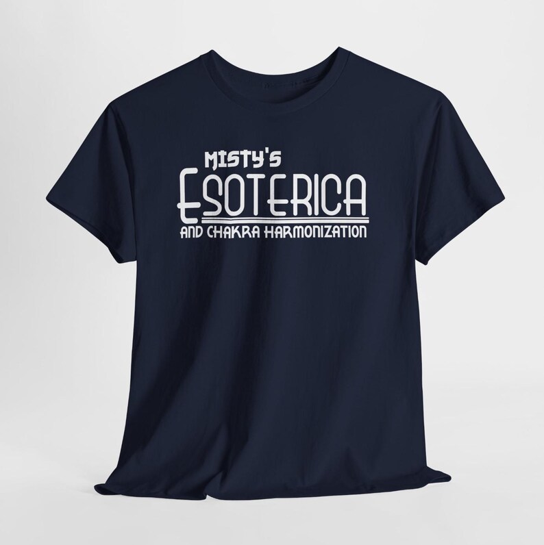 Peut inclure: T-shirt bleu marine avec le texte blanc "Misty's Esoterica and Chakra Harmonization". Le t-shirt a des manches courtes et un col rond. Le texte est dans une police audacieuse et stylis&eacute;e.
