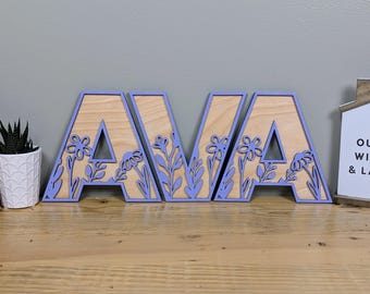Letras florales de madera con superposición rosa – Iniciales personalizadas cortadas a láser – Decoración de pared para habitación infantil – Regalo personalizado para bebé – Letra rústica con monograma