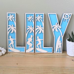 Letras de madera con temática de playa tropical: decoración de surf personalizada cortada a láser con palmeras e hibiscos / Arte mural costero personalizado para habitación infantil
