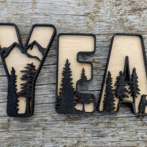 Arte de parede de madeira rústica cortada a laser – Letras de cena de montanha ao ar livre – Decoração de cabine personalizada – Presente para amantes da natureza – Decoração de casa de aventura