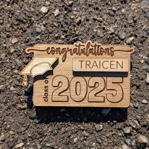 Etiqueta de nome de formatura personalizada - Presente de madeira personalizado da turma de 2025 - Lembrança de formatura sênior com design de boné - Porta-cartão de presente personalizado