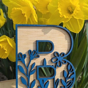 Letra de madeira floral personalizada – Decoração de parede rústica para berçário cortada a laser – Placa de nome personalizada – Presente de casamento boho – Decoração de casa botânica