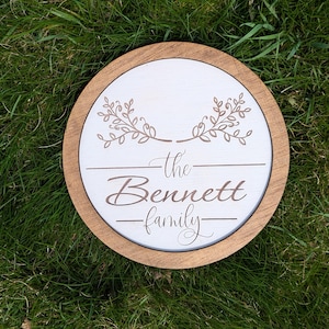 Cartello personalizzato con nome di famiglia – Cartello rotondo in legno con cognome – Decorazione murale rustica in stile fattoria – Regalo personalizzato per inaugurazione della casa o matrimonio