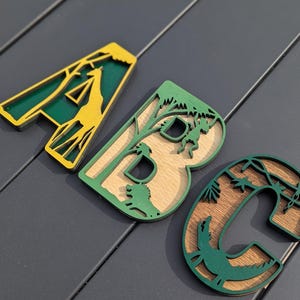 Letras do alfabeto de animais da selva Safari – Decoração de parede de berçário de madeira em camadas – Quarto infantil ABC com tema de selva – Presente de chá de bebê personalizado