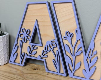 Floraler Holzbuchstabe - Modernes überlagertes Anfangsschild mit Blumen - Kinderzimmer-Wanddekor - personalisiertes Holzmonogrammgeschenk