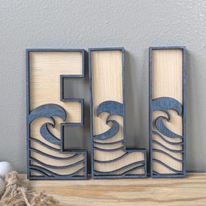 Letras de madeira com ondas do oceano costeiro – Arte de parede náutica cortada a laser – Decoração de casa de praia – Placa de nome personalizada – Presente para amantes do mar