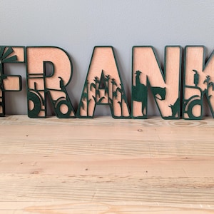 Letras de madera con temática de granja: decoración de habitación infantil en capas con tractor y molino de viento / Regalo personalizado para bebé / Letrero rústico con alfabeto de granja