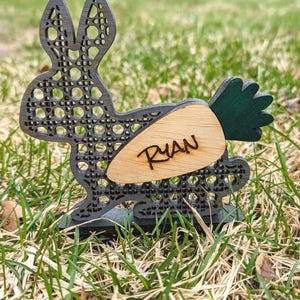 Etiqueta de nome de coelho de Páscoa personalizada – Estante de coelho de madeira cortada a laser – Etiqueta de cesta de Páscoa com nome personalizado – Decoração rústica de primavera