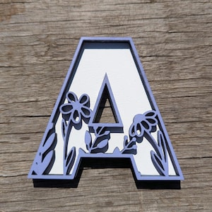 Letra floral de madera – Letrero inicial moderno con capas y flores – Decoración de pared para habitación infantil en morado y blanco – Regalo personalizado con monograma de madera