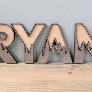 Placa de madeira personalizada com design de árvore da floresta - Letras de madeira em camadas 3D personalizadas para berçário, quarto infantil, decoração de parede rústica, ideia de presente