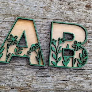 Letra de madeira floral personalizada – Decoração de parede rústica para berçário cortada a laser – Placa de nome personalizada – Presente de casamento boho – Decoração de casa botânica