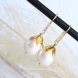 Pearl Bridal Earrings, Teardrop Pearl Earrings / 18K gold plated earrings / gold Teardrop Bridal earrings.