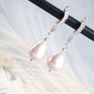 Pearl Bridal Earrings, Teardrop Pearl Earrings / 18K White gold plated earrings / White gold Teardrop Bridal earrings.