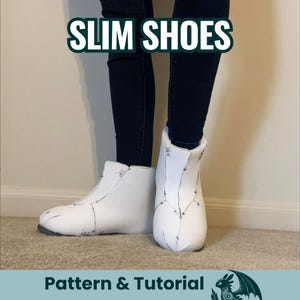 Peut inclure: Une paire de chaussures blanches montant jusqu'aux chevilles avec des lignes de patron et des marques noires dessinées à la main sur la surface. Le texte SLIM SHOES est en haut et Pattern & Tutorial est en bas de l'image.