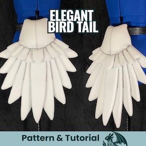 Könnte beinhalten: Zwei weiße, elegante Vogelschwänze mit geschichteten Federdesigns werden vor einem dunklen Hintergrund gezeigt. Der Text "ELEGANT BIRD TAIL" steht oben und "Pattern & Tutorial" unten. Die Schwänze sind an einer blauen Form befestigt.