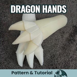 Op de afbeelding: Een paar gebroken witte, drievingerige drakenhanden met puntige klauwen en een gesegmenteerde polsmanchet. De afbeelding bevat de tekst DRAGON HANDS bovenaan en Pattern & Tutorial onderaan, samen met een klein drakenicoon.