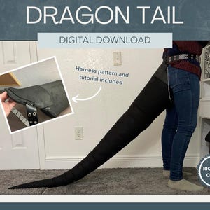 Op de afbeelding: Een zwarte drakenstaart prop met een harnaspatroon en tutorial inbegrepen. De staart is lang en taps toelopend, met een segmentontwerp. De afbeelding bevat ook de tekst "DRAGON TAIL DIGITAL DOWNLOAD".