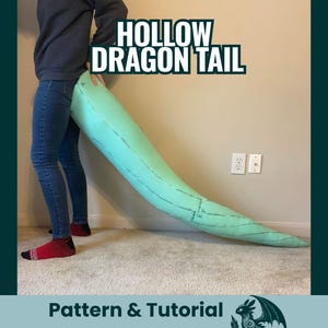 Könnte beinhalten: Ein hohler Drachenschwanz in Helltürkis, gehalten von einer Person. Der Schwanz ist lang und gebogen, mit sichtbaren Nahtlinien und Markierungen. Der Text auf dem Bild lautet "Hollow Dragon Tail" und "Pattern & Tutorial".