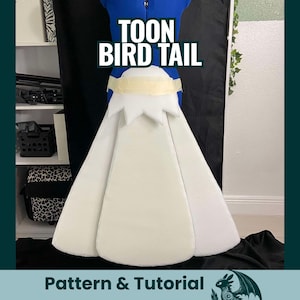 Puede incluir: Una pieza de disfraz de cola de pájaro blanca de estilo caricatura. La cola está hecha de un material suave y acolchado y está diseñada para ser usada. El texto "TOON BIRD TAIL" se muestra en la parte superior de la imagen. La parte inferior de la imagen dice "Pattern & Tutorial".