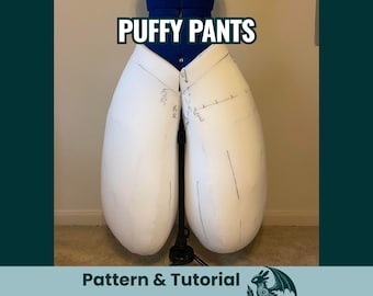 Könnte beinhalten: Weißes Puffhosenmuster auf einer Schaufensterpuppe, mit dem Text "PUFFY PANTS" darüber. Die Hose ist groß und abgerundet, mit sichtbaren Markierungen. Der untere Teil des Bildes trägt den Text "Pattern & Tutorial".