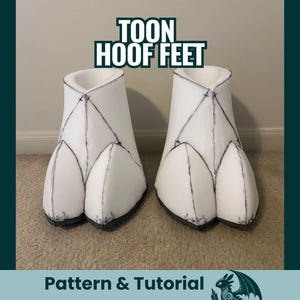 Puede incluir: Par de pies de pezuña de dibujos animados de espuma blanca con detalles de costura negra. El texto "TOON HOOF FEET" está en la parte superior de la imagen. El texto "Pattern & Tutorial" está en la parte inferior.