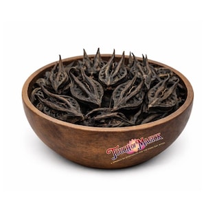 Puede incluir: Un letrero de madera rústica con la frase "Welcome to our home" en letras blancas. El letrero presenta un acabado envejecido y un diseño sencillo y acogedor.