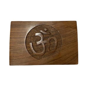Symbole Om | Boîte en bois | 4 x 6 pouces | Carte de tarot | Outils d'autel | Symboles religieux | Se connecter avec le divin | Wicca | païen | Outil de sorcière