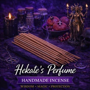 Puede incluir: Palitos de incienso marrones dispuestos sobre una superficie de piedra oscura. La imagen presenta una vela encendida, una estatua de una diosa, granadas y el texto "Hekate's Perfume, Handmade Incense, Wisdom, Magic, Protection."