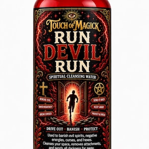 Puede incluir: Una botella de plástico transparente llena de líquido rojo, con una etiqueta negra con el texto Touch of Magick, Run Devil Run y Spiritual Cleansing Water. La etiqueta incluye la silueta de una persona corriendo a través de una puerta, símbolos y el texto Contains 8 Ounces.