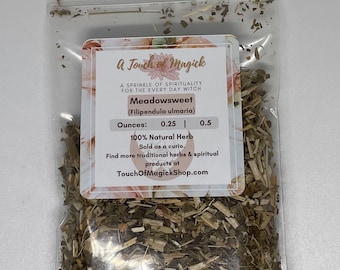 Puede incluir: Una bolsa de plástico transparente llena de hierba de reina de los prados seca. La bolsa tiene una etiqueta que dice "A Touch of Magick" y "Meadowsweet (Filipendula ulmaria)". La etiqueta también dice "100% Natural Herb" y "Sold as a curio".