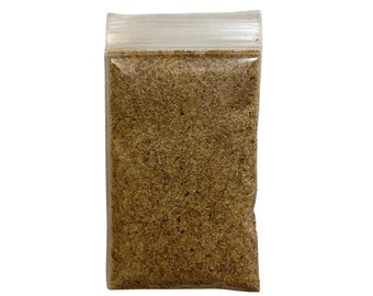 Puede incluir: Una bolsa de plástico transparente llena de una especia marrón granular.