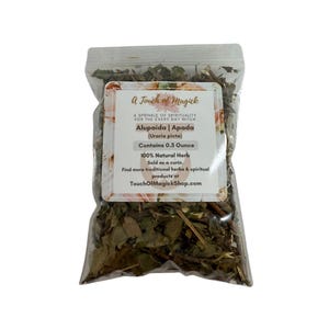 以下が含まれることがあります： 乾燥した緑色のハーブが入った透明なビニール袋。白いラベルには「A Touch of Magick」と書かれており、「Alupaida | Apada」（Uraria picta）というハーブが記載されています。ラベルには、バッグには14.17グラムの100％天然ハーブが含まれていると記載されています。