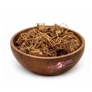 Könnte beinhalten: Eine Holzschale gefüllt mit getrockneten, braunen Kräutern. Die Schale hat eine glatte, dunkle Oberfläche und ein Logo mit der Aufschrift "Touch of Magick". Die Kräuter sind wurzelartig und haben eine verwickelte, faserige Textur.
