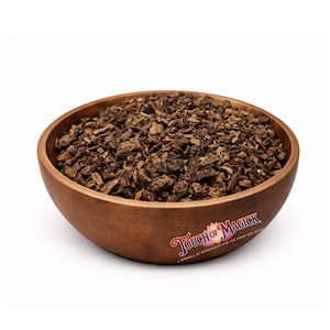 Può includere: Una tazza di ceramica bianca con manico nero e la scritta "But First, Coffee" in nero, in grassetto. La tazza è appoggiata su una superficie di legno. La tazza è alta 10 cm.