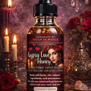 Può includere: Una bottiglia di vetro di "Gypsy Love Honey" con un contagocce nero, con un'etichetta con testo e un ritratto di donna. L'etichetta recita "Handmade by Touch of Magick" e "Traditional Family Recipe for Attraction, Confidence & Power." La bottiglia contiene circa 30 ml.