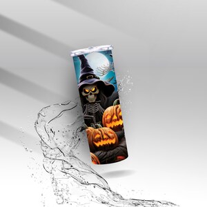 Peut inclure: Un gobelet en acier inoxydable avec un motif sur le thème d'Halloween. Le motif représente un squelette portant un chapeau de sorcière et tenant des citrouilles. L'arrière-plan est bleu foncé avec une pleine lune.